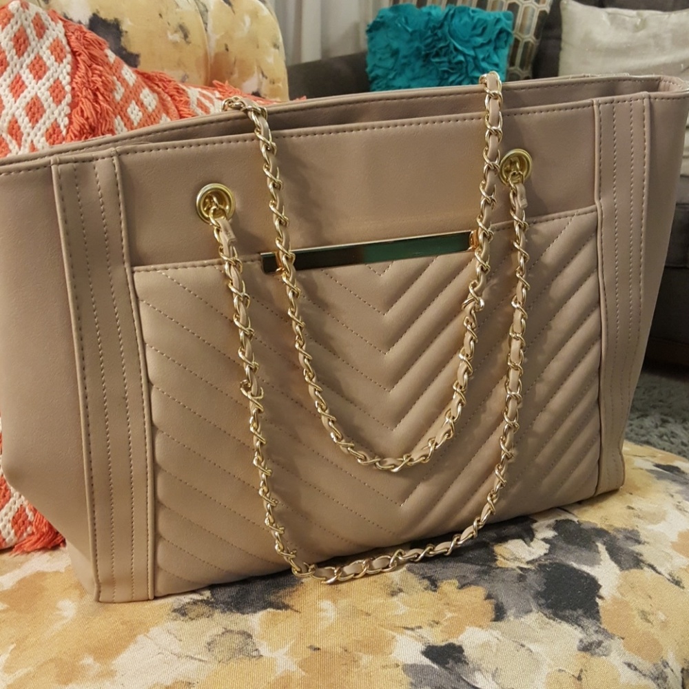 Mossimo Versatile Bag. Spacious & Stylish.